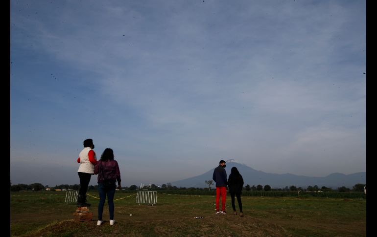 9 de junio. Curiosos se acercan para intentar ver el socavón en Puebla. Autoridades acordonaron la zona para mantener a la gente alejada. AP/ARCHIVO