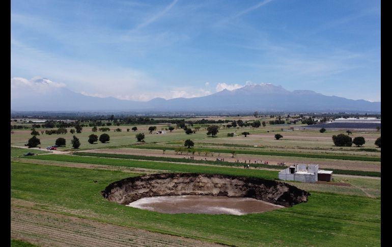 31 de mayo. Para este día ya alcanzaba los 60 metros de ancho y 15 de profundidad. El desprendimiento se dio en un terreno de cultivo en la localidad de Santa María Zacatepec, del municipio Juan C. Bonilla. SUN/ARCHIVO