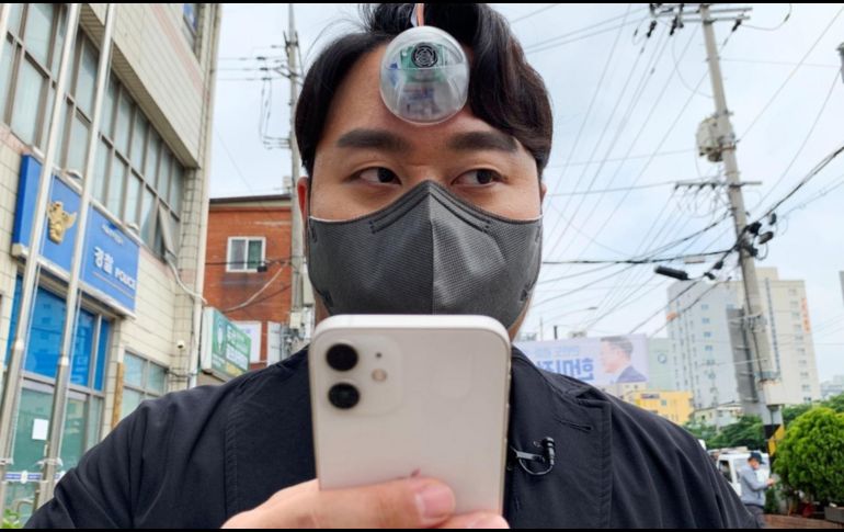 Mucha gente prefiere olvidar la cartera que su celular, y en las calles ponen más atención al Smartphone que por donde van caminando. ESPECIAL