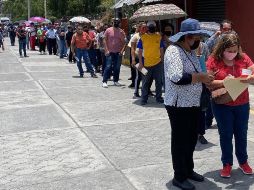 Decenas de personas hacen fila para ser vacunadas contra el COVID-19 en Tultitlán, Estado de México. EFE/A. Cruz