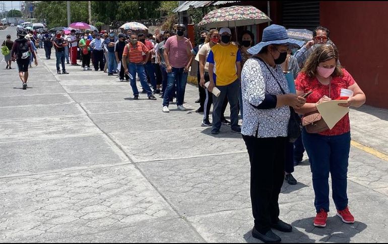 Decenas de personas hacen fila para ser vacunadas contra el COVID-19 en Tultitlán, Estado de México. EFE/A. Cruz