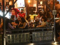 Sin sana distancia y llenos, así lucen los bares del corredor Chapultepec. EL INFORMADOR/G. Gallo