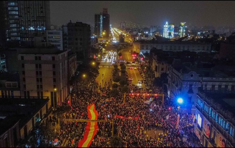 Simpatizantes de Pedro Castillo esperan los resultados electorales. El candidato adelanta en el proceso. EFE