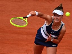 Krejcikova, reputada jugadora de dobles, es la segunda tenista checa en lograr el triunfo femenino. AFP / M. Bureau