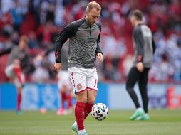 Eriksen cayó al césped sin motivo aparente, sin conocimiento, y, tras varios minutos fue retirado del terreno de juego en camilla rodeado por los jugadores daneses. AFP / H. McKay