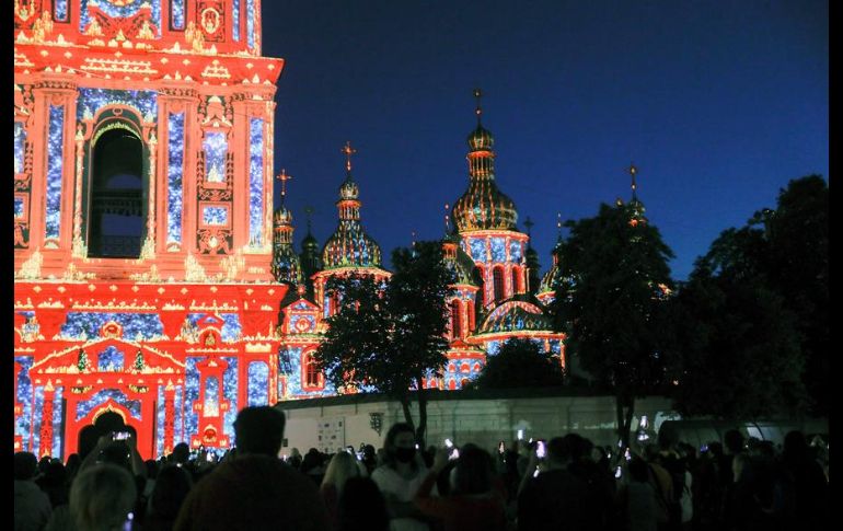 El performance es una proyección de luz construida con tecnología 3D y se realiza bajo el acompañamiento de la banda ucraniana 