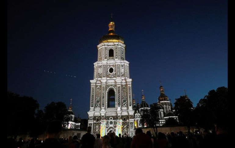 El performance es una proyección de luz construida con tecnología 3D y se realiza bajo el acompañamiento de la banda ucraniana 