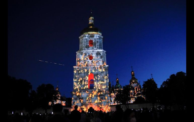 El performance es una proyección de luz construida con tecnología 3D y se realiza bajo el acompañamiento de la banda ucraniana 