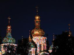 El performance es una proyección de luz construida con tecnología 3D y se realiza bajo el acompañamiento de la banda ucraniana 