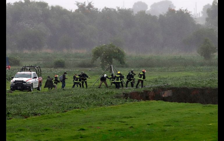 10 de junio. Elementos de Protección Civil de Puebla lograron rescatar a los dos perritos que estaban atrapados desde el lunes 7 de junio en el socavón. EFE/H. Ríos