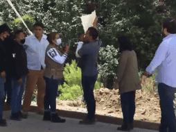 Reyes burló el cinturón de seguridad dispuesto por elementos del Ejército, atravesado una cañada atrás de las mamparas donde se detalla el avance de la obra. SUN