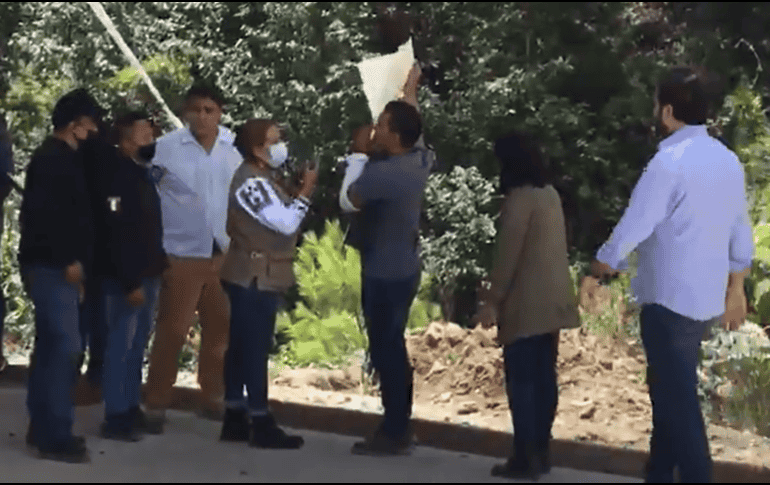 Reyes burló el cinturón de seguridad dispuesto por elementos del Ejército, atravesado una cañada atrás de las mamparas donde se detalla el avance de la obra. SUN