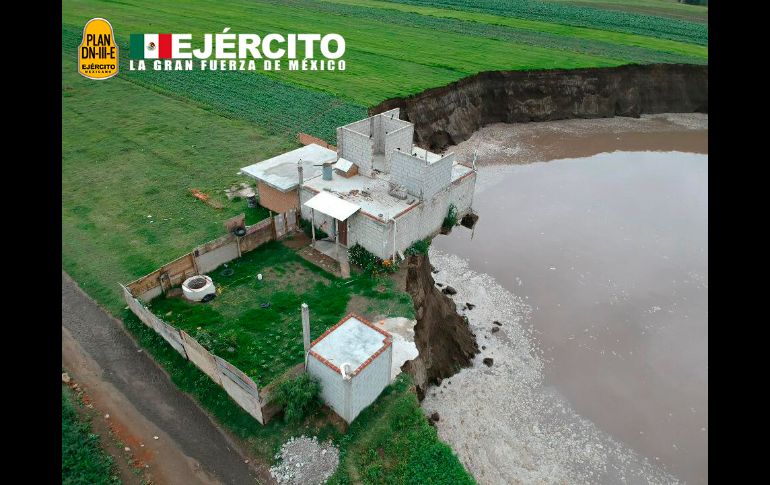 El Ejército mexicano vigila en la zona y ha compartido imágenes aéreas del socavón. Facebook/SEDENAmxOficial