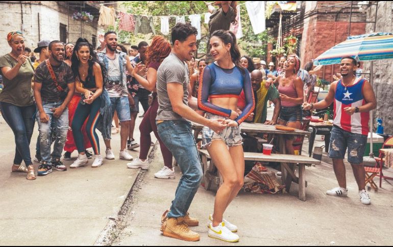 “IN THE HEIGHTS”. Anthony Ramos como “Usnavi” y Melissa Barrera como “Vanessa” en una escena de la cinta, que está por llegar a los cines de nuestro país. CORTESÍA/ WARNER