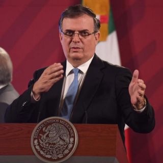 Tras acusaciones, Ebrard se deslinda de colapso de L12