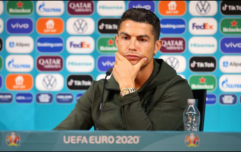 A lo largo de los años, CR7 ha mostrado su desprecio por los alimentos y bebidas que se alejan de una dieta de un deportista de alto rendimiento. AFP / ESPECIAL