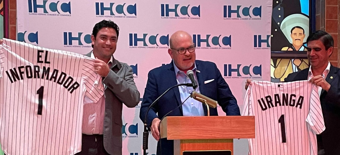 CELEBRACIÓN. Jaime di Paulo, presidente de la Cámara de Comercio Hispana de Illinois, obsequió a Juan Carlos Álvarez, director comercial de EL INFORMADOR, y Raúl Uranga, presidente de la Canaco, playeras de los White Sox, uno de los equipos más populares de Chicago. EL INFORMADOR/P. GALLARDO