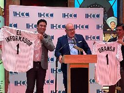 CELEBRACIÓN. Jaime di Paulo, presidente de la Cámara de Comercio Hispana de Illinois, obsequió a Juan Carlos Álvarez, director comercial de EL INFORMADOR, y Raúl Uranga, presidente de la Canaco, playeras de los White Sox, uno de los equipos más populares de Chicago. EL INFORMADOR/P. GALLARDO