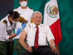 Después de ser vacunado, AMLO se retiró de la sala de prensa para permanecer en observación durante 30 minutos por posibles efectos adversos como dolor en la zona de la inyección. SUN / G. Espinosa