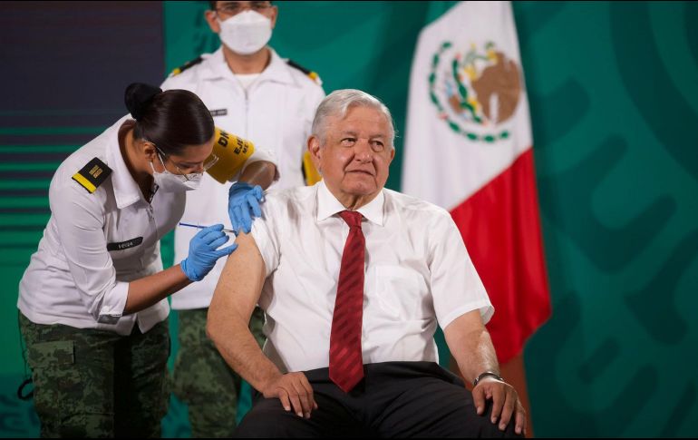 Después de ser vacunado, AMLO se retiró de la sala de prensa para permanecer en observación durante 30 minutos por posibles efectos adversos como dolor en la zona de la inyección. SUN / G. Espinosa