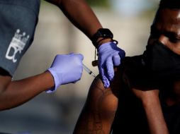 Funcionarios municipales todavía luchan contra la firme resistencia de una minoría de trabajadores en algunos empleos de seguridad pública, incluidos policías y bomberos. EFE / ARCHIVO