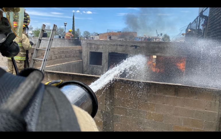 El incendio ocurrió poco antes de las 14:00 horas sobre la calle San Alfonso, casi al cruce con San Buenaventura. ESPECIAL / Protección Civil Jalisco