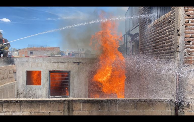 El incendio ocurrió poco antes de las 14:00 horas sobre la calle San Alfonso, casi al cruce con San Buenaventura. ESPECIAL / Protección Civil Jalisco