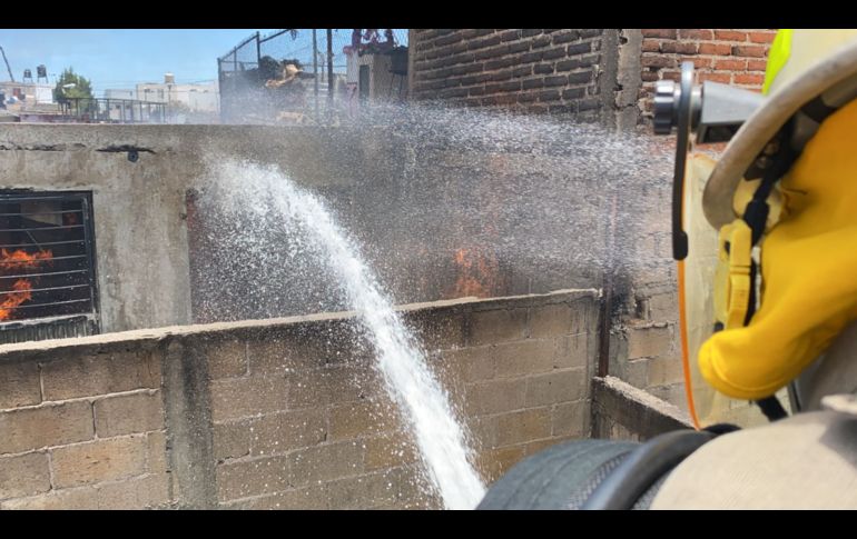 El incendio ocurrió poco antes de las 14:00 horas sobre la calle San Alfonso, casi al cruce con San Buenaventura. ESPECIAL / Protección Civil Jalisco