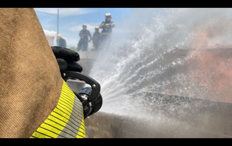 El incendio ocurrió poco antes de las 14:00 horas sobre la calle San Alfonso, casi al cruce con San Buenaventura. ESPECIAL / Protección Civil Jalisco