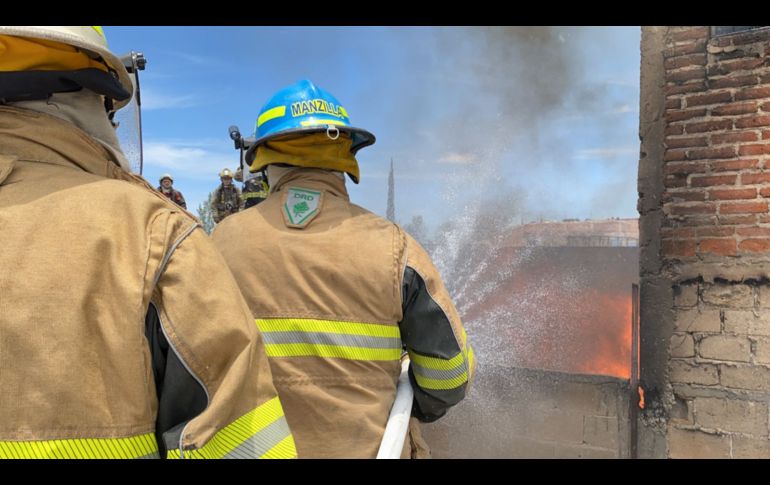 El incendio ocurrió poco antes de las 14:00 horas sobre la calle San Alfonso, casi al cruce con San Buenaventura. ESPECIAL / Protección Civil Jalisco