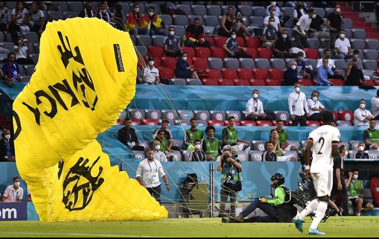 El manifestante fue retirado por personal de seguridad y se le brindó atención médica a un lado de la cancha. EFE/L. Barth-Tuttas