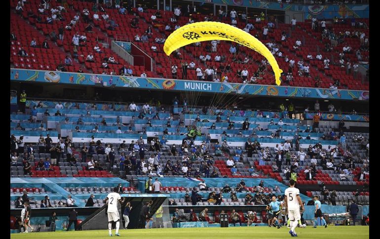 El manifestante fue retirado por personal de seguridad y se le brindó atención médica a un lado de la cancha. EFE/L. Barth-Tuttas