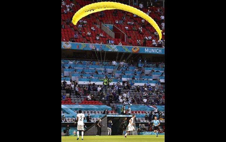 El manifestante fue retirado por personal de seguridad y se le brindó atención médica a un lado de la cancha. EFE/L. Barth-Tuttas