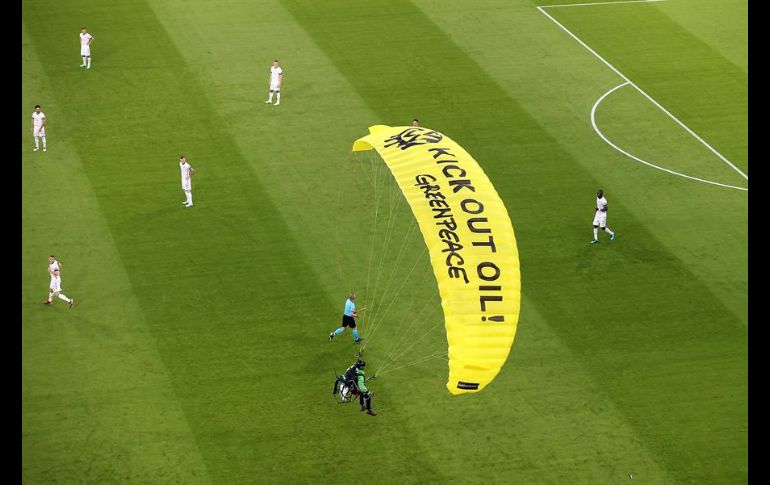 El manifestante fue retirado por personal de seguridad y se le brindó atención médica a un lado de la cancha. EFE/L. Barth-Tuttas