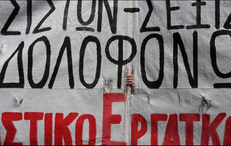 PROTESTA. Miles de ciudadanos se manifestaron con pancartas y carteles. EFE