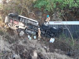 Vuelca tráiler de doble remolque en Carretera a Colotlán