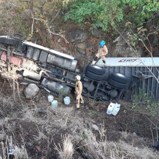Vuelca tráiler de doble remolque en Carretera a Colotlán
