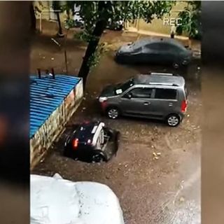 ¡Ahora en la India! Captan momento en que socavón se "traga" un auto