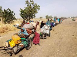 Algunas de las 700 personas secuestradas por el grupo yihadista Boko Haram y rescatadas por el Ejército nigeriano en 2017 descansan en Monguno, Nigeria. EFE/ARCHIVO