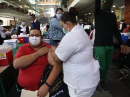 Una trabajadora de la salud inmuniza a un profesor durante una jornada de vacunación masiva contra el COVID-19, en la Biblioteca Vasconcelos de la Ciudad de México. EFE/ARCHIVO