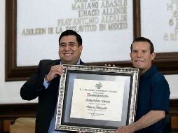 RECONOCIDO. Eduardo Fabián Martínez Lomelí, presidente municipal interino de Guadalajara entrega reconocimiento al 