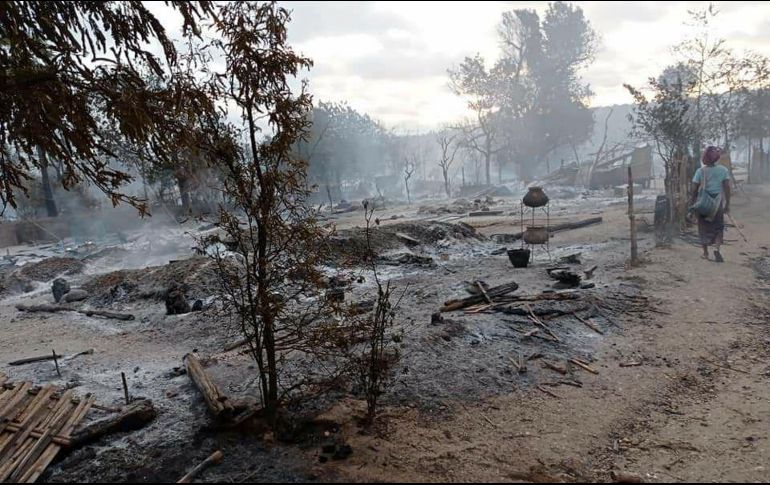 INCENDIO. Así quedó una de las aldeas afectada por el conflicto. AP