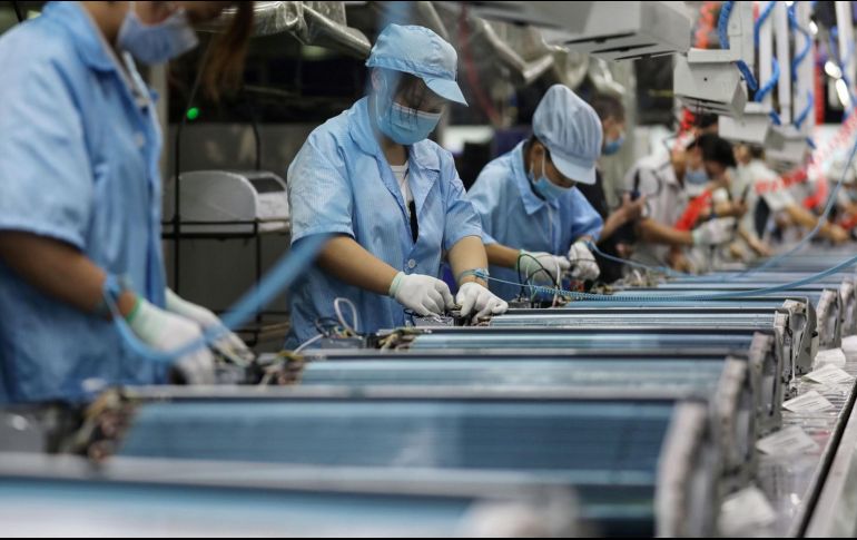 La industria continúa vulnerable ante los riesgos derivados de una serie de problemas en las cadenas de suministro globales. AFP /ARCHIVO