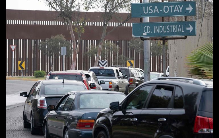 Habitantes hacen fila en sus vehículos para recibir la vacuna de una sola dosis en Tijuana. AFP/G. Arias