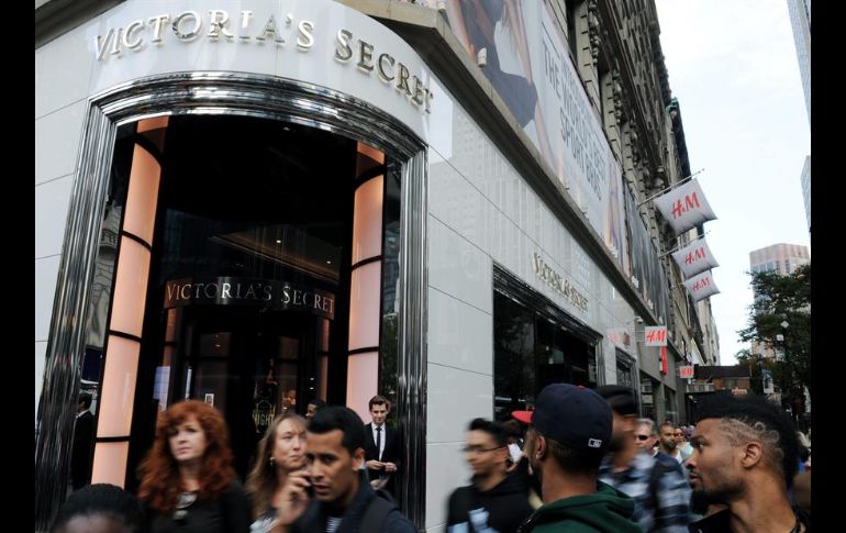 Transeúntes que caminan frente a una tienda de Victoria's Secret en Herald Square, Nueva York. EFE/ARCHIVO