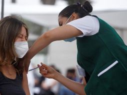 Personal de salud aplica la vacuna contra el COVID-19 este jueves en el municipio de Ensenada, Baja California. EFE/A. Zepeda