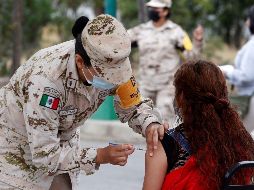 El Presidente de México admitió que ha bajado el número de vacunaciones diarias contra el COVID-19 en el país, algo que atribuyó a un menor ''ritmo de llegada de vacunas'' y lo desvinculó de las elecciones intermedias. EFE / A. Zepeda