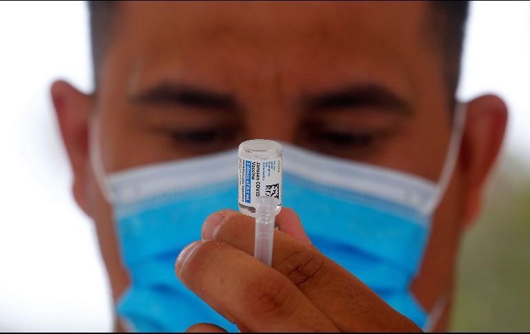 Según datos del Inegi la población en edades entre los 30 y 49 años de edad conforma el grupo más grande de personas trabajadoras y son los precisamente quienes han comenzado a registrarse para recibir la vacuna contra el COVID-19. EFE / A. Zepeda