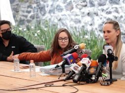 La actriz Ginny Hoffman, su hija Alexa y su equipo legal ofrecen una conferencia de prensa sobre este caso. SUN/B. Fregoso