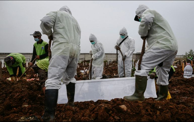 La OMS advierte que hay regiones donde los decesos siguen aumentando. EFE/M. Irhamt